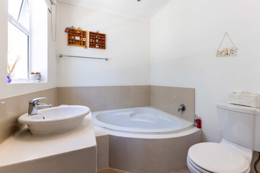 To Let 4 Bedroom Property for Rent in Fresnaye Western Cape